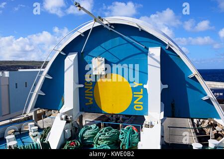 Centina sollevata del Malita Gozo Channel traghetto di linea per consentire auto di sbarcare nel porto, Malta, l'Europa. Foto Stock