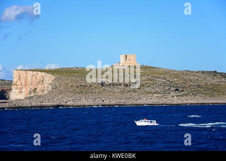Vista dell'isola con una piccola barca in primo piano durante la primavera, Comino, Malta, l'Europa. Foto Stock