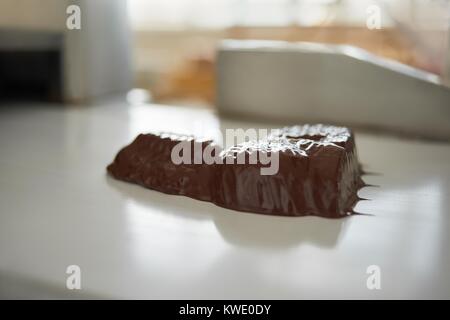 Poco dolci nel cioccolato liquido Foto Stock