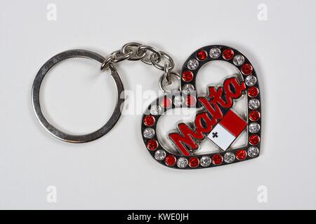 Ruby e tempestato di diamanti a forma di cuore portachiavi Maltese contro uno sfondo bianco Foto Stock