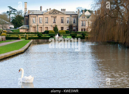 Coventry, Warwickshire, Regno Unito - 29 dicembre 2007: Coombe Abbey Hotel e Country Park nel Warwickshire con appena una coppia sposata al di fuori e un cigno swimmi Foto Stock