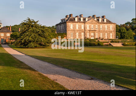 Antony House, Torpoint, Cornwall, Regno Unito. La casa è stata costruita per la famiglia Carew tra 1718 e 1724. Il fronte del nord nel tardo pomeriggio la luce Foto Stock