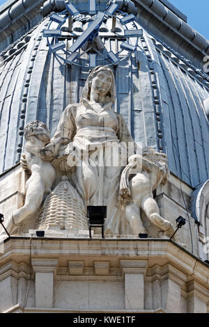 Ultimo piano di un edificio storico e completata nel 1926, con la torre dell orologio e sculture umane in Sofia Bulgaria Foto Stock