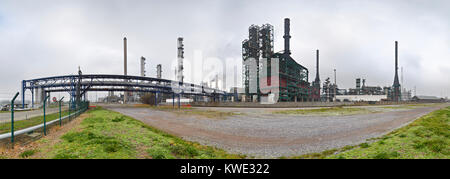 Una grande raffineria di petrolio nel porto di Anversa in un giorno grigio. Versione panoramica. Foto Stock