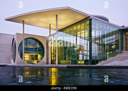 Vista sul Fiume Sprea congelati al Marie-Elisabeth-Lueders-Haus. Foto Stock