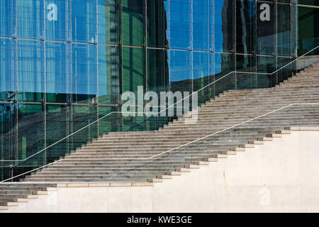 Scala di cemento e una facciata in vetro. Foto Stock