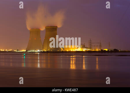 Centrale nucleare di Doel in Belgio con il viola del cielo notturno. Foto Stock