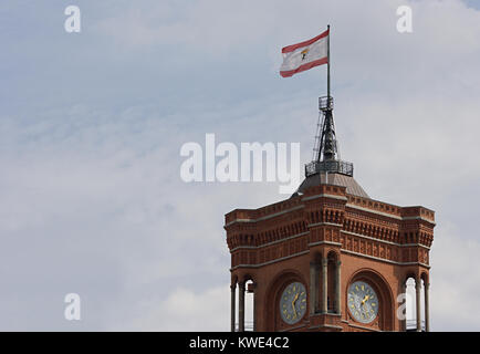 La torre della città rossa hall di Berlino, sulla parte superiore della bandiera di Berlino. Foto Stock