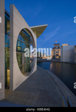 Il Marie-Elisabeth-Lueders-Haus visto da sopra il ponte sul fiume Sprea. Sullo sfondo il palazzo del Reichstag e la luna. Foto Stock