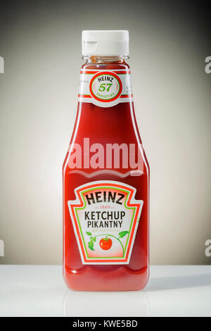 Ketchup Heinz sul gradiente dello sfondo. Heinz è stato fondato da Henry John Heinz nel 1869 negli Stati Uniti. Foto Stock