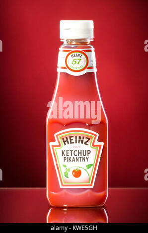 Ketchup Heinz sul gradiente dello sfondo. Heinz è stato fondato da Henry John Heinz nel 1869 negli Stati Uniti. Foto Stock