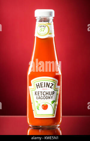 Ketchup Heinz sul gradiente dello sfondo. Heinz è stato fondato da Henry John Heinz nel 1869 negli Stati Uniti. Foto Stock