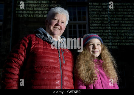 Criminalità scozzese scrittore Val McDermid (sinistra) con Lucy Hutcheon, 11, all'esterno del Museo degli Scrittori di Edimburgo, come i tre giovani scrittori hanno aderito all'autore per vedere il loro lavoro proiettato su monumenti ed edifici in città, dopo aver vinto una breve storia concorso di scrittura. Foto Stock