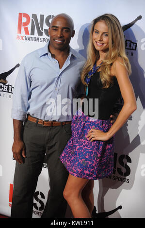 NEW YORK, NY - 21 agosto: Tiki Barber, Traci Lynn Johnson assiste il 2014 Estate carità classico gioco di basket a Barclays Center su agosto 21, 2014 a New York City. Persone: Tiki Barber, Traci Lynn Johnson Foto Stock