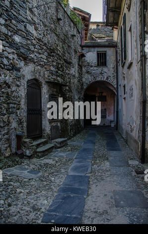 Isola di San Giulio o isola di San Giulio è un' isola all' interno del Lago d'Orta in Piemonte, Italia nordoccidentale. Foto Stock