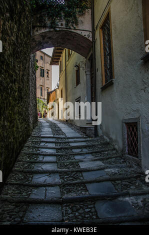 Isola di San Giulio o isola di San Giulio è un' isola all' interno del Lago d'Orta in Piemonte, Italia nordoccidentale. Foto Stock