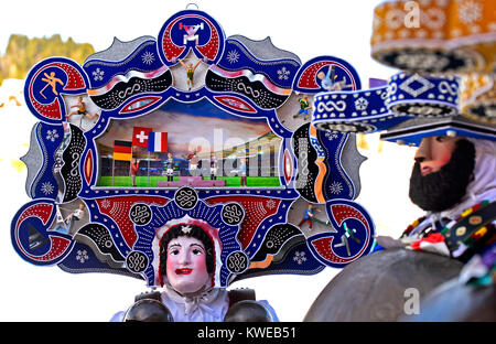 Una bella Chlaus ornato di copricapi ricamati, San Silvestro mummers, vecchio Silvestro, Urnäsch, Canton Appenzello Esterno, Svizzera Foto Stock