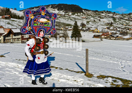 Una bella Chlaus ornato di copricapi ricamati, Urnäsch San Silvestro mummers, al vecchio Silvestro, Urnäsch, cantone di Appenzell Ausserhoden,Svizzera Foto Stock