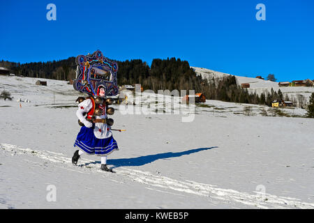 Una bella Chlaus ornato di copricapi ricamati, San Silvestro mummer, vecchio Silvestro, Urnäsch, Canton Appenzello Esterno,Svizzera Foto Stock