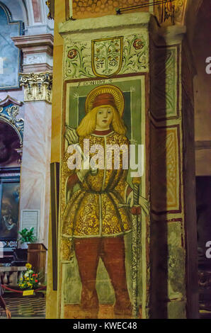 La Basilica di San Giulio è una chiesa cattolica romana sulla piccola isola di San Giulio al centro del lago d'Orta, in provincia di Novara, Italia nordoccidentale Foto Stock