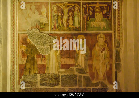 La Basilica di San Giulio è una chiesa cattolica romana sulla piccola isola di San Giulio al centro del lago d'Orta, in provincia di Novara, Italia nordoccidentale Foto Stock