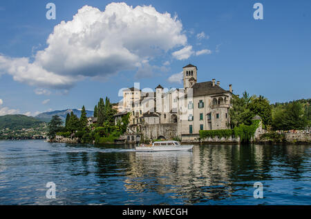 Il lago d' Orta è uno dei più belli dei laghi italiani. Isola di San Giulio o isola di San Giulio è un' isola all' interno del Lago d'Orta in Piemonte. Foto Stock
