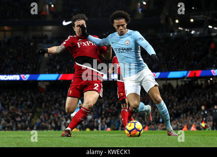 Watford's Daryl Janmaat (sinistra) e Manchester City's Leroy sane (destra) battaglia per la palla durante il match di Premier League al Etihad Stadium e Manchester. Foto Stock