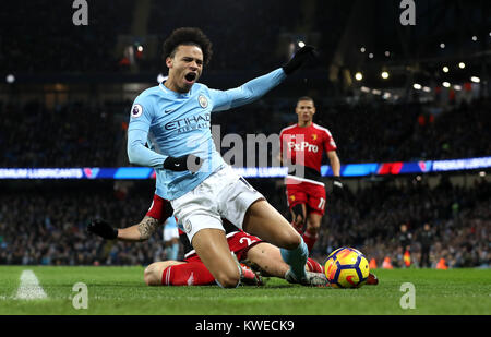 Watford's Daryl Janmaat (sinistra) e Manchester City's Leroy sane (destra) battaglia per la palla durante il match di Premier League al Etihad Stadium e Manchester. Foto Stock