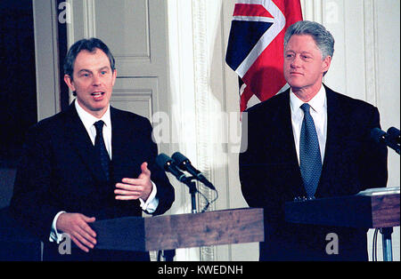 Il Presidente degli Stati Uniti Bill Clinton ascolta come il Primo Ministro Tony Blair di Gran Bretagna risponde a una domanda durante il loro comune premere confrence nella Sala Est della Casa Bianca a Washington il 6 febbraio 1998. Molte delle domande per entrambi i leader erano di Monica Lewinsky Affair. Credito: Ron Sachs / CNP /MediaPunch Foto Stock