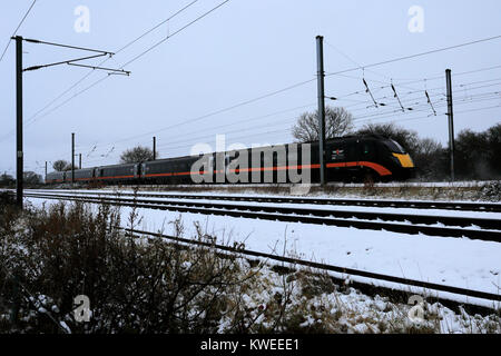 In inverno la neve, 180 Zephyr classe Grand Central treni, East Coast Main Line Railway, Peterborough, CAMBRIDGESHIRE, England, Regno Unito Foto Stock