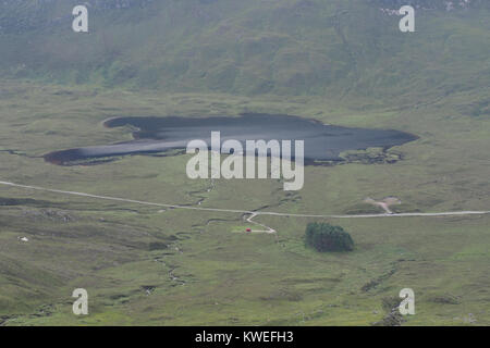 Visualizza in basso dal Munro Spidean Coire nan Clach a Glen Torridon e Loch Bharranch, nelle Highlands della Scozia Foto Stock