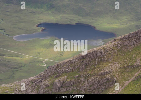 Visualizza in basso dal Munro Spidean Coire nan Clach a Glen Torridon e Loch Bharranch, nelle Highlands della Scozia Foto Stock