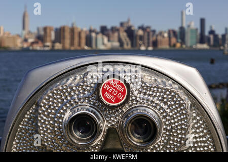 Il binocolo per guardare Midtown Manhattan dalla East River State Park. Foto Stock