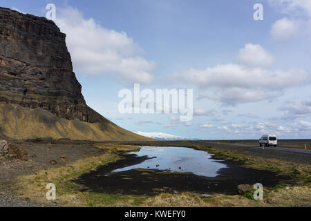 Lomagnupur Mountain e il Ring Road nel sud dell'Islanda. Foto Stock