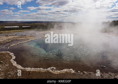 Primavera calda di Geysir campo geotermico nel sud-ovest dell'Islanda. Foto Stock