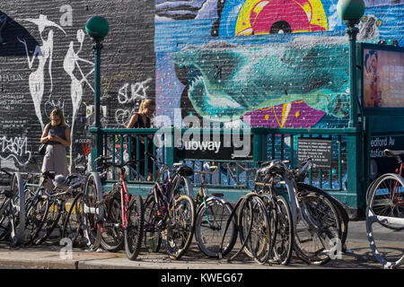 Arte di strada e biciclette vicino al Bedford Avenue stazione della metropolitana. Inizio mattinata estiva a Williamsburg, in New York City. Foto Stock