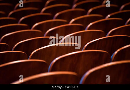 Sedie in legno marrone nell'auditorium senza persone Foto Stock