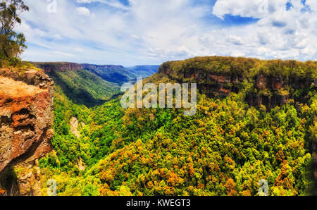 Valle Yarrunga e creek da Fitzroy cadere a Southern Highlands dalla scogliera lookout in Morton parco nazionale sulla soleggiata giornata estiva. Foto Stock