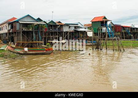 Legno e metallo insediamento, gruppo di edifici di case su palafitte, Kampong Phluk villaggio galleggiante, Lago Tonle Sap, Siem Reap, Cambogia, sud-est asiatico Foto Stock