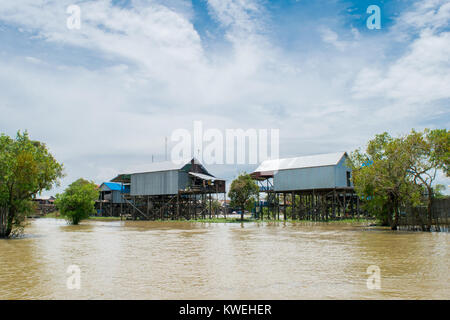 Case in Kampong Phluk villaggio galleggiante sospeso su palafitte sopra l'acqua di Tonle Sap grande lago floodplain, vicino a Siem Reap, Cambogia, sud-est asiatico Foto Stock