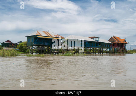 Edifici, case su palafitte, galleggiante sul fiume Tonle Sap lago, in Kampong Phluk village, Siem Reap, Cambogia, sud-est asiatico Foto Stock