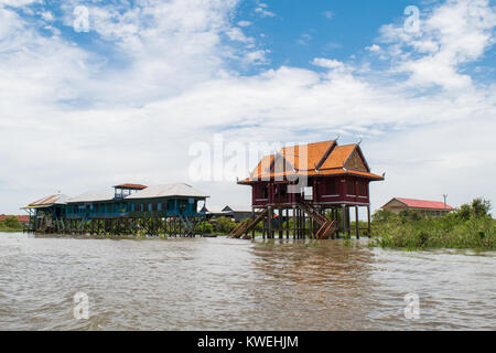 Due edifici, case su palafitte, galleggiante sul fiume Tonle Sap lago, in Kampong Phluk village, Siem Reap, Cambogia, sud-est asiatico Foto Stock