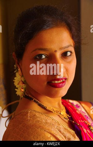 Close-up del Maharashtrian donna che indossa saree e gioielli, Pune Foto Stock