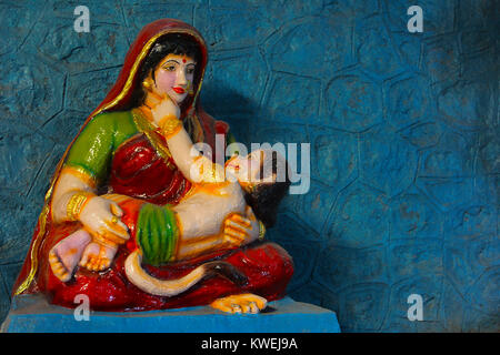 Statua di Maruti (Hanuman) e sua madre Anjani, Nilkantheshwar tempio, Panshet, Pune Foto Stock