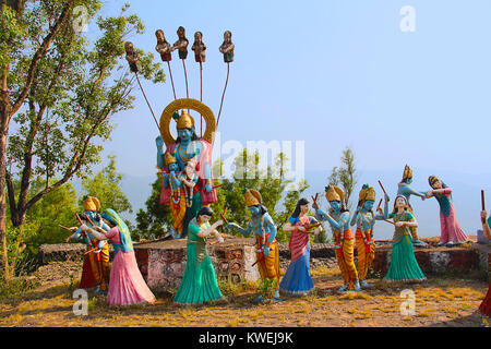 Enorme statua del signore Shri Krishna e Radha con Gopis eseguendo raas leela, Nilkantheshwar tempio, Panshet, Pune Foto Stock
