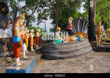 Statua del signore Vishnu poggiante su Sheshnaag (snake), con mia moglie seduta Lakshmi e signore Brahma, Nilkantheshwar tempio, Panshet, Pune Foto Stock