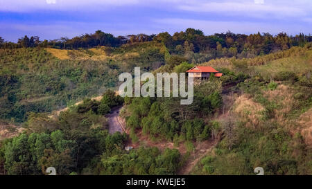 Bellissima vista al tramonto con un capanno in mezzo delle foreste Foto Stock