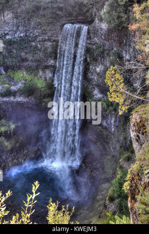 Escursione a Brandywine Falls Cascate del Whistler British Columbia lungo il Sea to Sky Highway Parco Provinciale - mountain bike e trekking Foto Stock