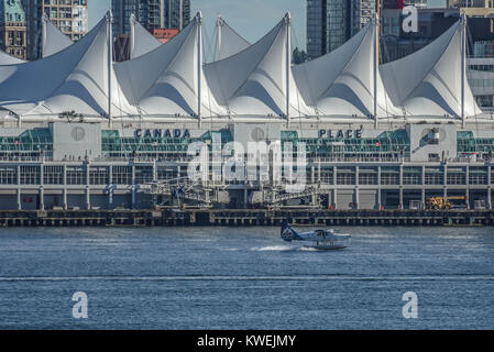 Porto di Vancouver British Columbia in estate in una giornata di sole - Canada Place w/ un piano del mare - idrovolante - navi, barche e moderna città di Vancouver Foto Stock