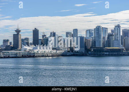 Porto di Vancouver British Columbia in estate in una giornata di sole - Canada Place w/ un piano del mare - idrovolante - navi, barche e moderna città di Vancouver Foto Stock